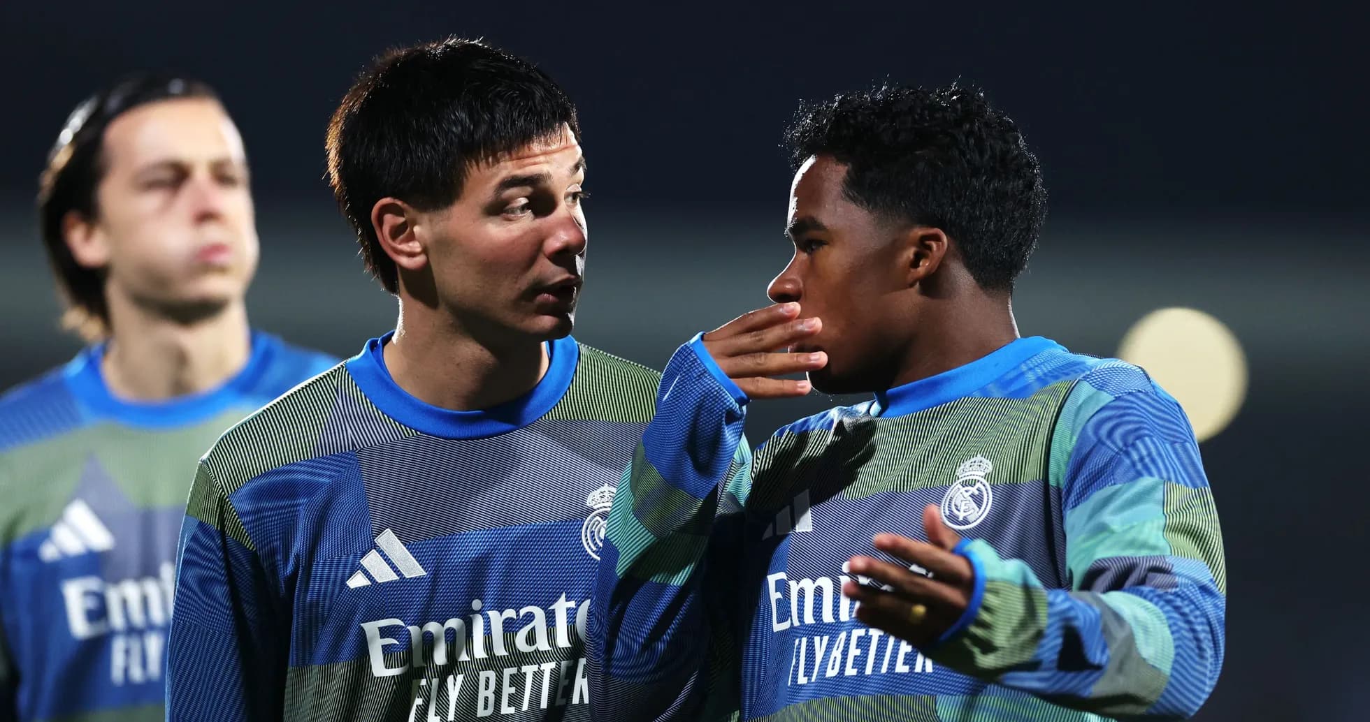 Dos jugadores de Real Madrid conversando durante entrenamiento Dos jugadores de Real Madrid conversando durante entrenamiento