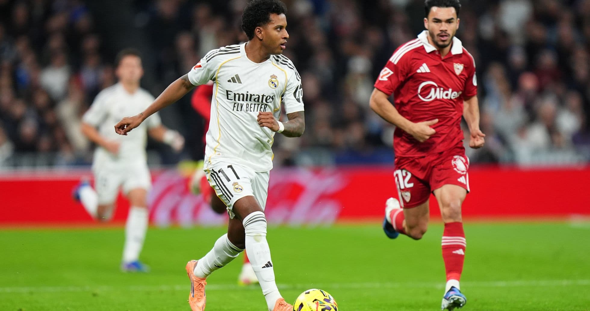 Jugador de Real Madrid driblando contra Sevilla Jugador de Real Madrid driblando contra Sevilla