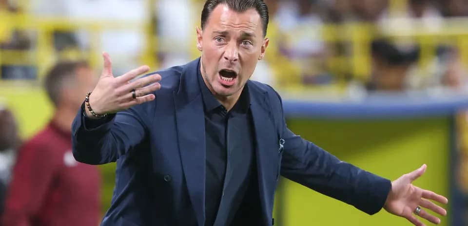 Entrenador gesticulando durante un partido de fútbol Entrenador gesticulando durante un partido de fútbol