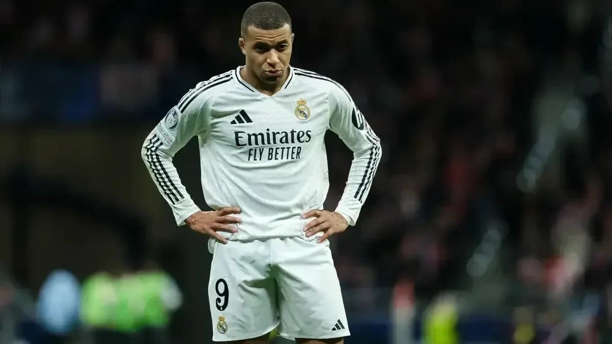 Jugador de Real Madrid con uniforme blanco en el campo Jugador de Real Madrid con uniforme blanco en el campo