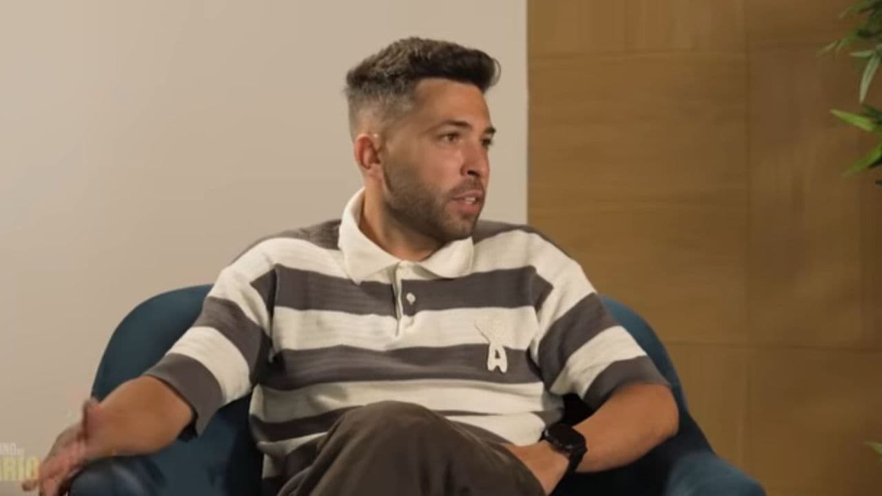 Hombre hablando en una entrevista sentado en un sofá Hombre hablando en una entrevista sentado en un sofá