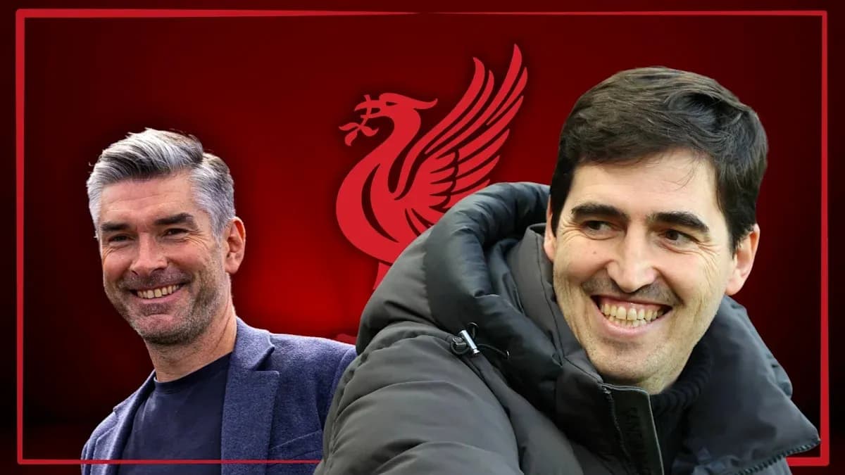 Entrenadores de fútbol con logo de Liverpool de fondo Entrenadores de fútbol con logo de Liverpool de fondo