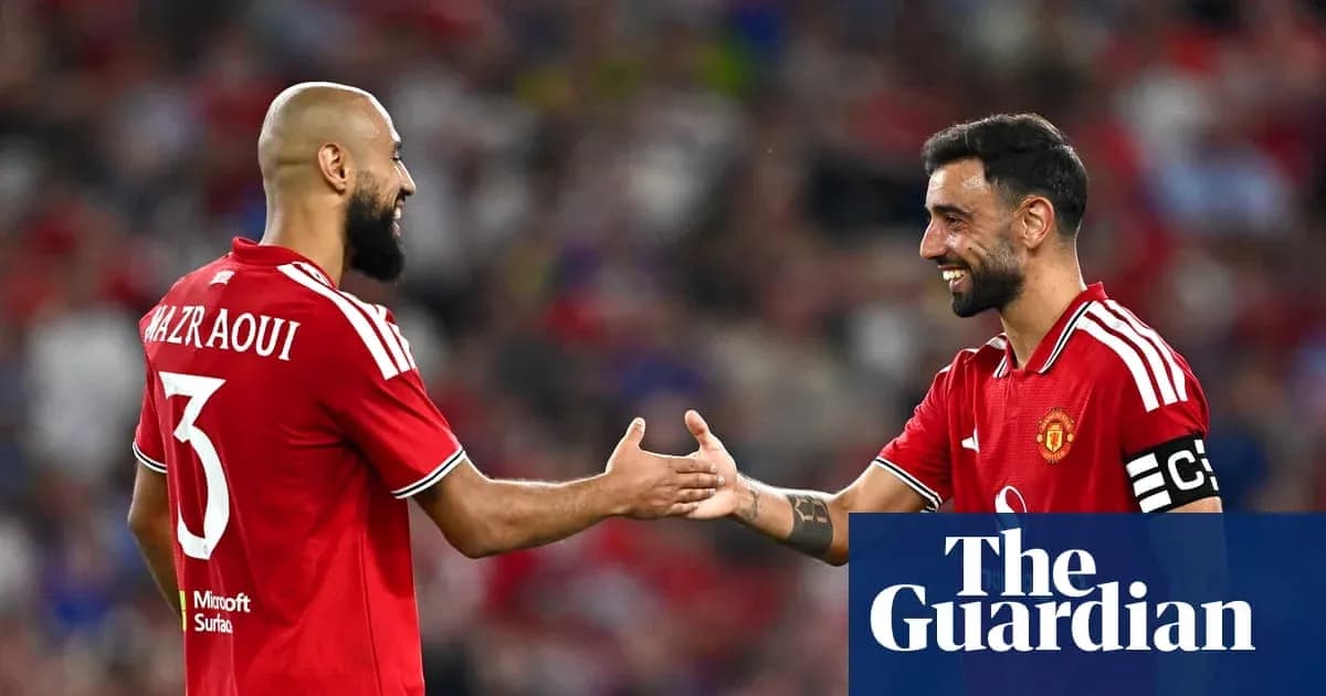 Jugadores de Manchester United chocando las manos en el campo Jugadores de Manchester United chocando las manos en el campo