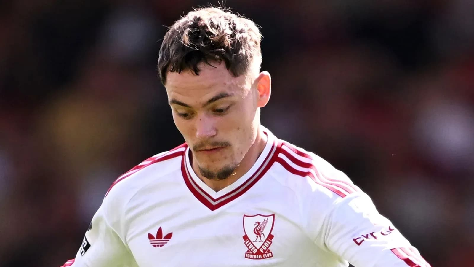 Jugador de Liverpool con camiseta blanca en acción Jugador de Liverpool con camiseta blanca en acción