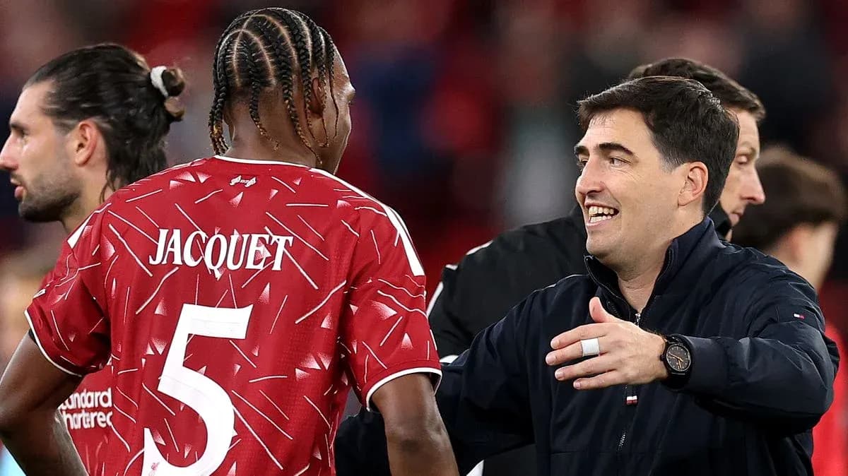 Entrenador saludando a jugador Jacquet tras partido Entrenador saludando a jugador Jacquet tras partido