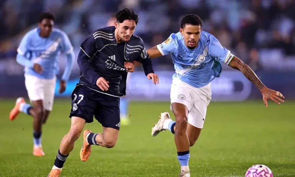 Jugador de Real Madrid corriendo con balón perseguido por rival Jugador de Real Madrid corriendo con balón perseguido por rival