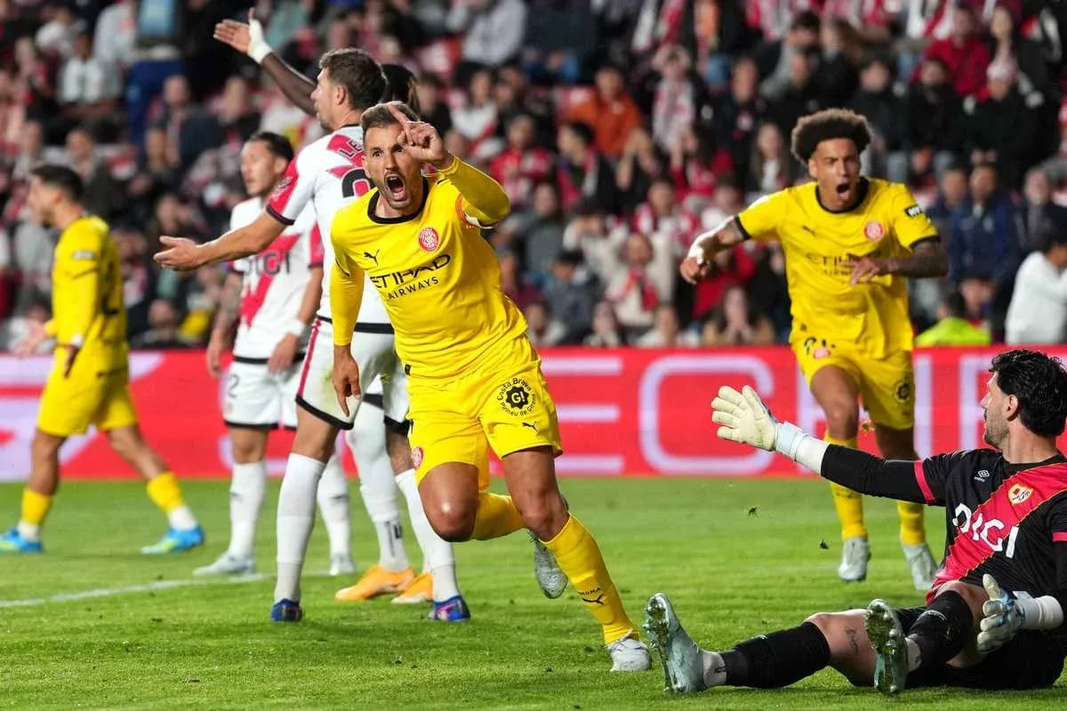 Jugador celebrando gol mientras el portero observa Jugador celebrando gol mientras el portero observa