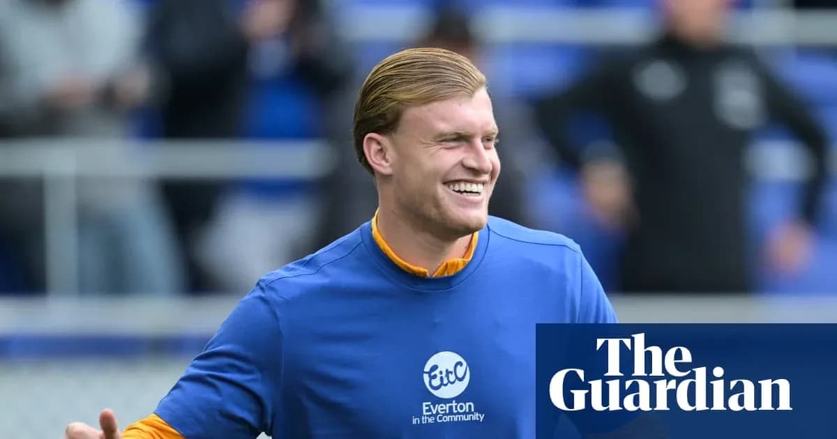 Jugador de Everton sonriendo durante el calentamiento Jugador de Everton sonriendo durante el calentamiento