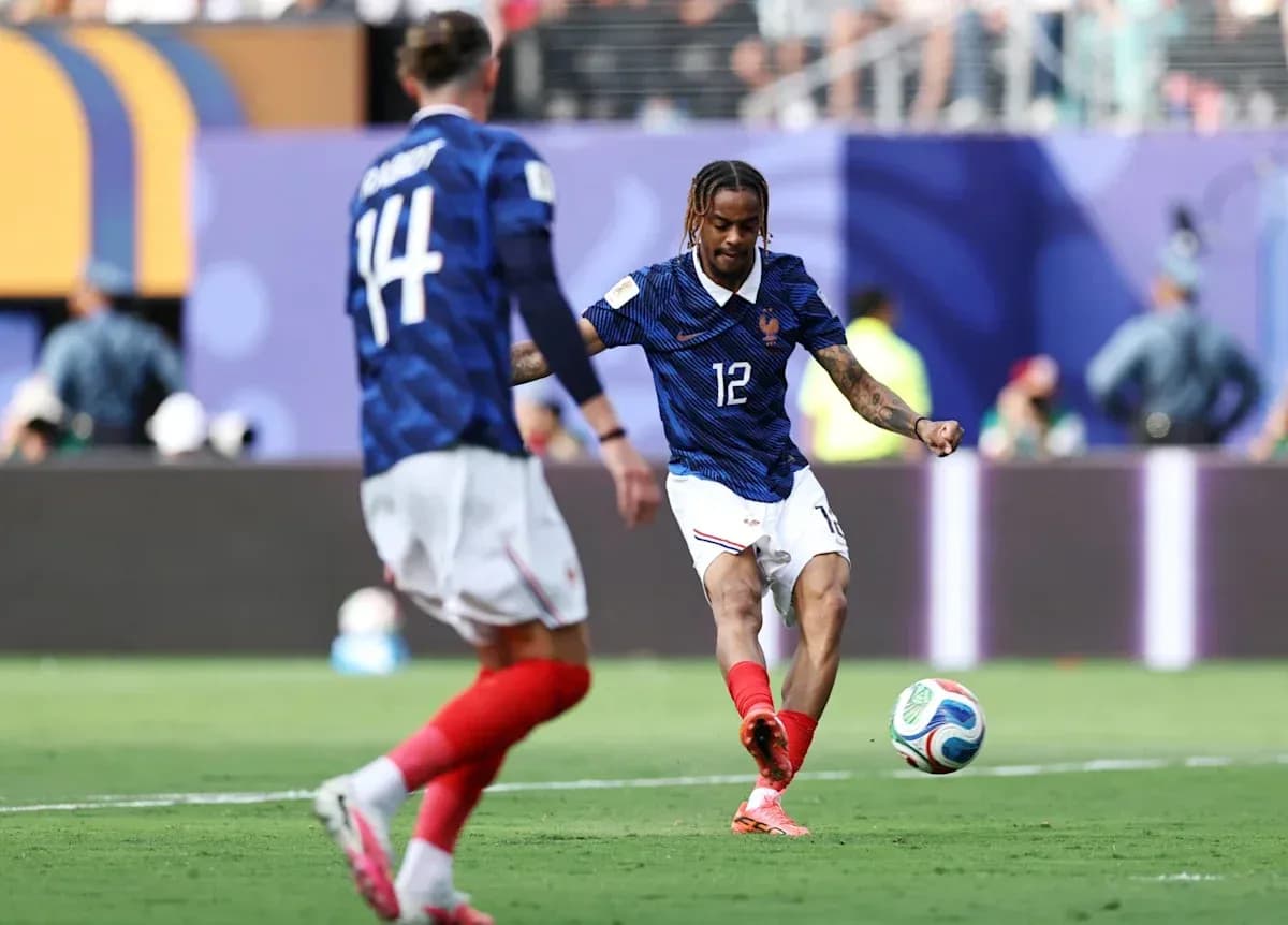 Jugador de Francia ejecutando un pase en el partido Jugador de Francia ejecutando un pase en el partido
