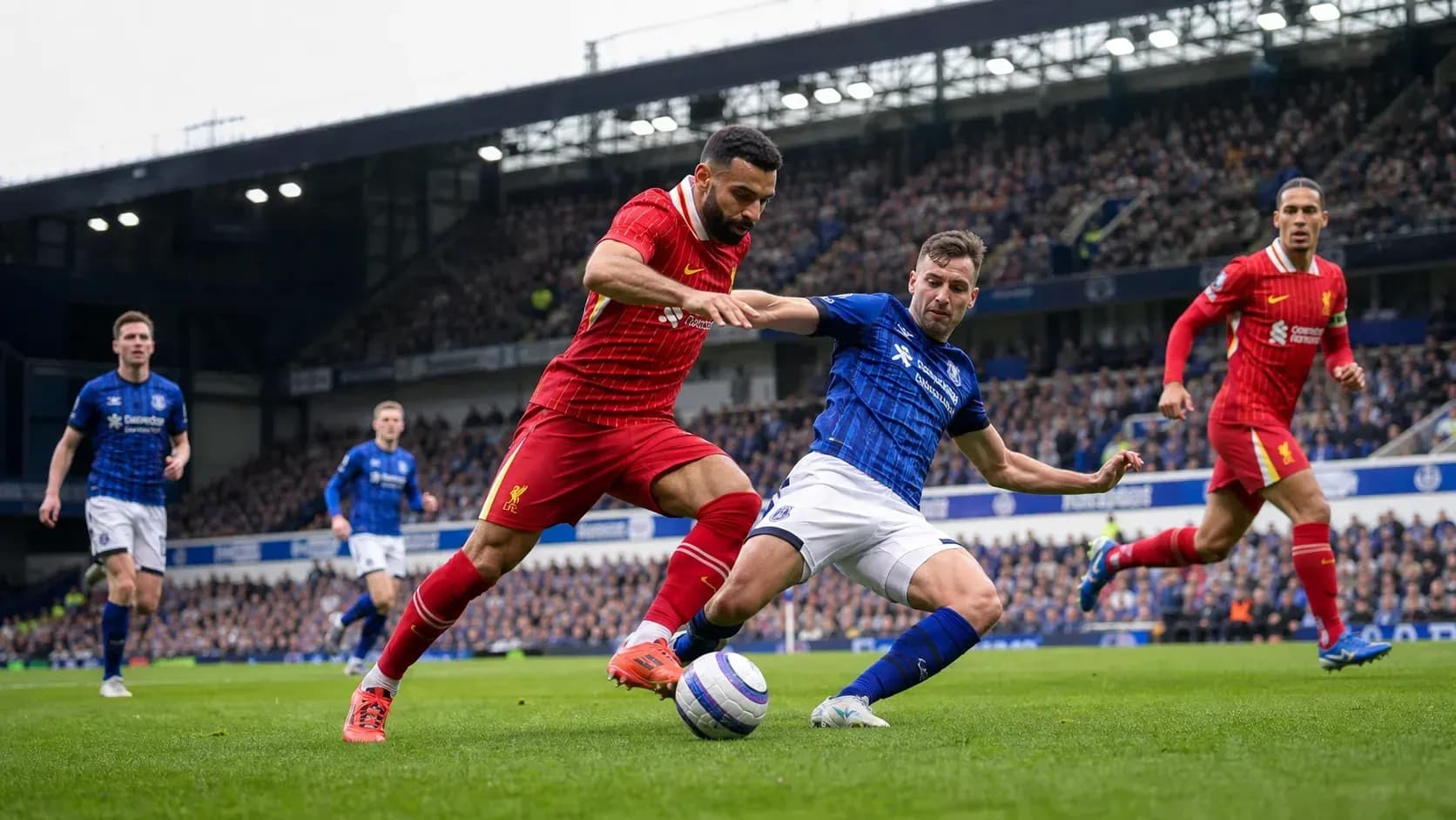 Jugador de Liverpool y Everton disputando el balón Jugador de Liverpool y Everton disputando el balón