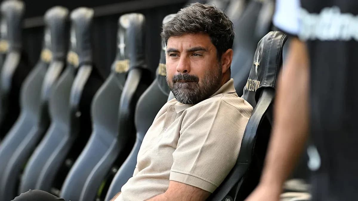 Entrenador sentado en el banquillo del estadio Entrenador sentado en el banquillo del estadio