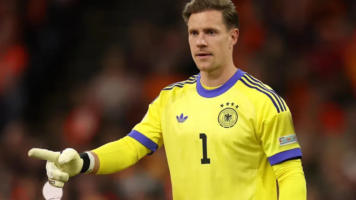 Portero de Alemania señalando durante el partido Portero de Alemania señalando durante el partido