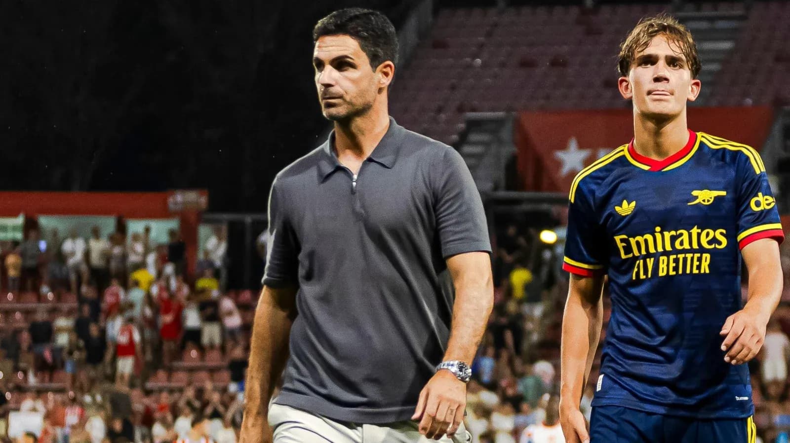 Entrenador y jugador caminando tras el partido Entrenador y jugador caminando tras el partido