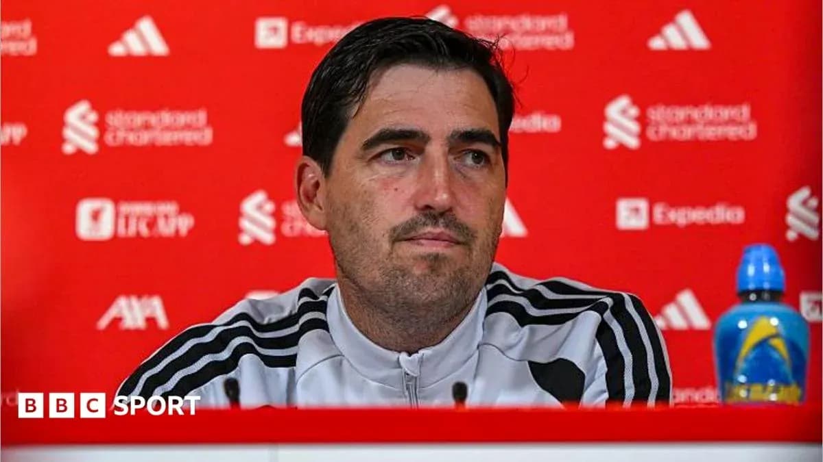 Entrenador en conferencia de prensa con fondo rojo Entrenador en conferencia de prensa con fondo rojo