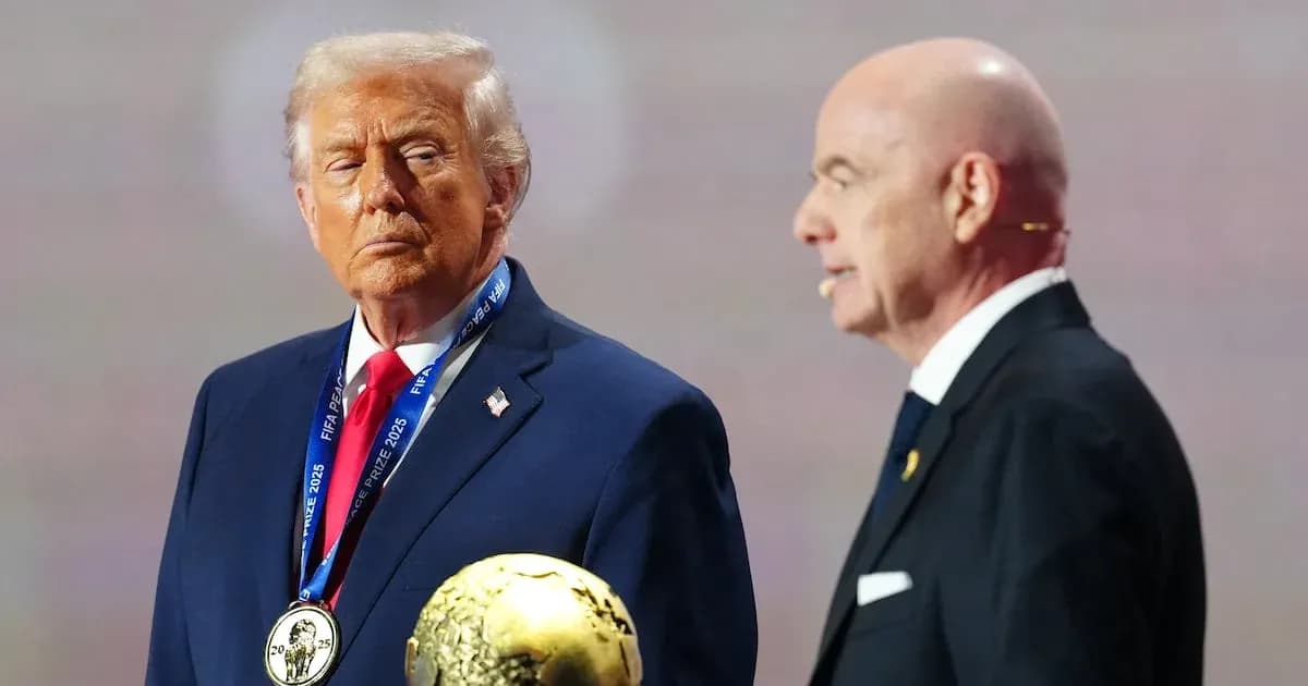 Donald Trump recibiendo un premio FIFA en ceremonia Donald Trump recibiendo un premio FIFA en ceremonia
