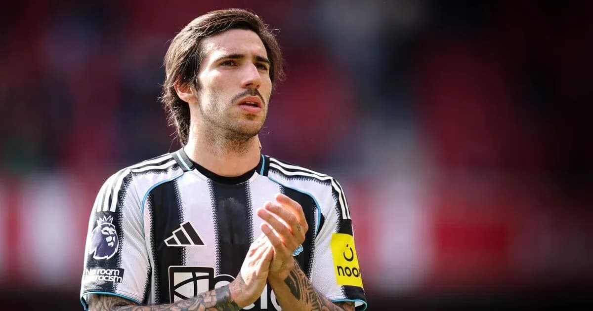 Jugador de Newcastle aplaudiendo en el campo Jugador de Newcastle aplaudiendo en el campo