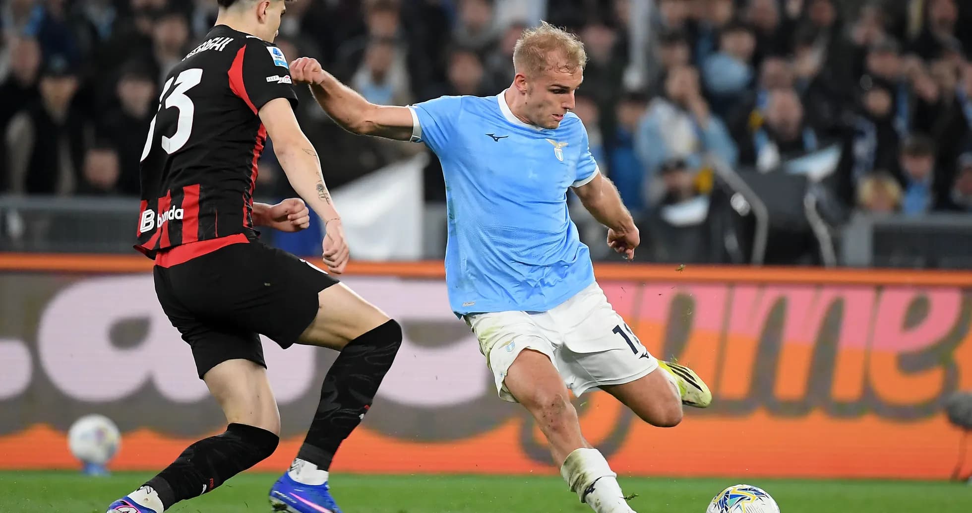 Jugador de Lazio luchando por el balón Jugador de Lazio luchando por el balón