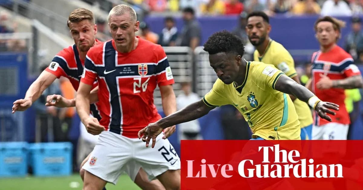 Jugador de Brasil driblando a defensores noruegos en partido Jugador de Brasil driblando a defensores noruegos en partido