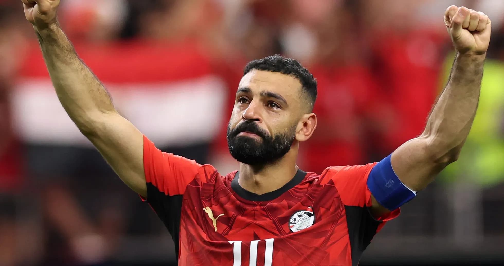 Jugador egipcio levantando el brazo en celebración Jugador egipcio levantando el brazo en celebración