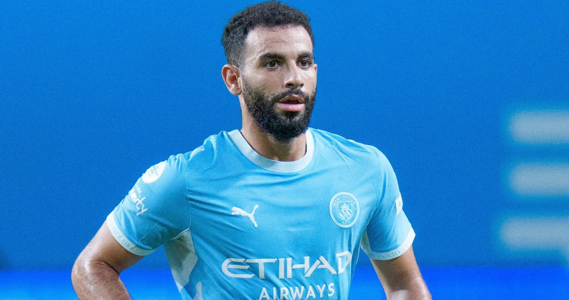 Jugador de Manchester City en camiseta azul durante partido Jugador de Manchester City en camiseta azul durante partido