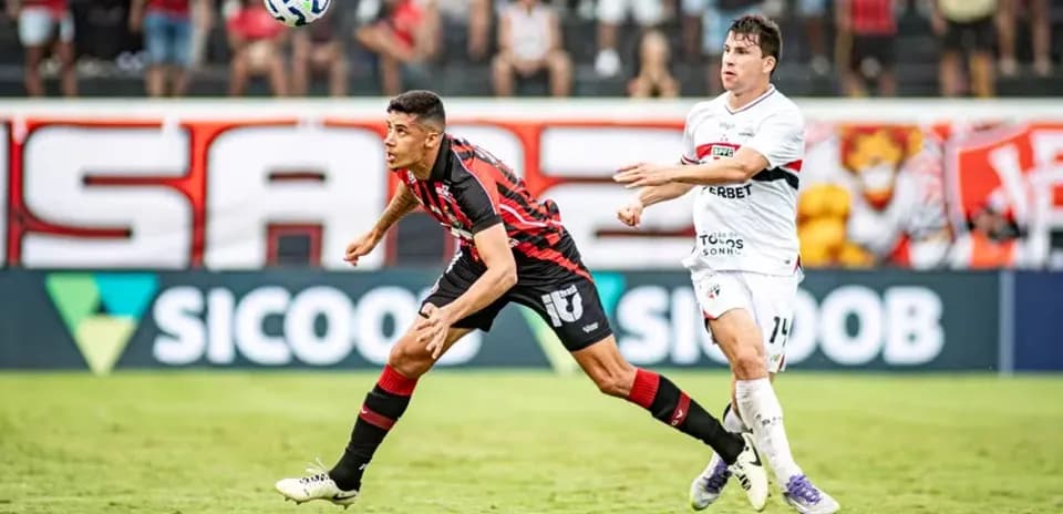 Jugador de Sao Paulo persigue el balón Jugador de Sao Paulo persigue el balón