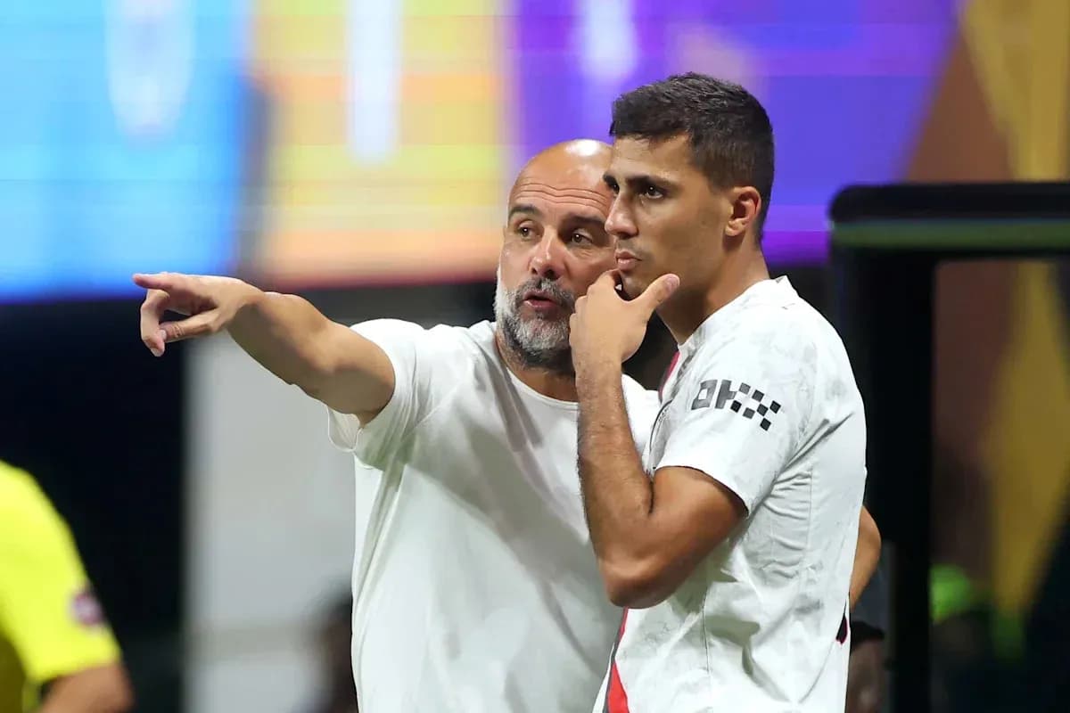 Entrenador hablando con jugador durante el partido Entrenador hablando con jugador durante el partido
