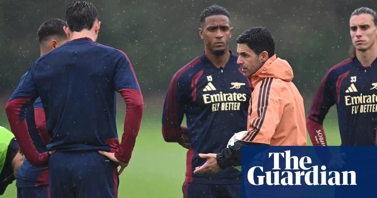 Entrenador hablando con jugadores durante sesión de entrenamiento Entrenador hablando con jugadores durante sesión de entrenamiento