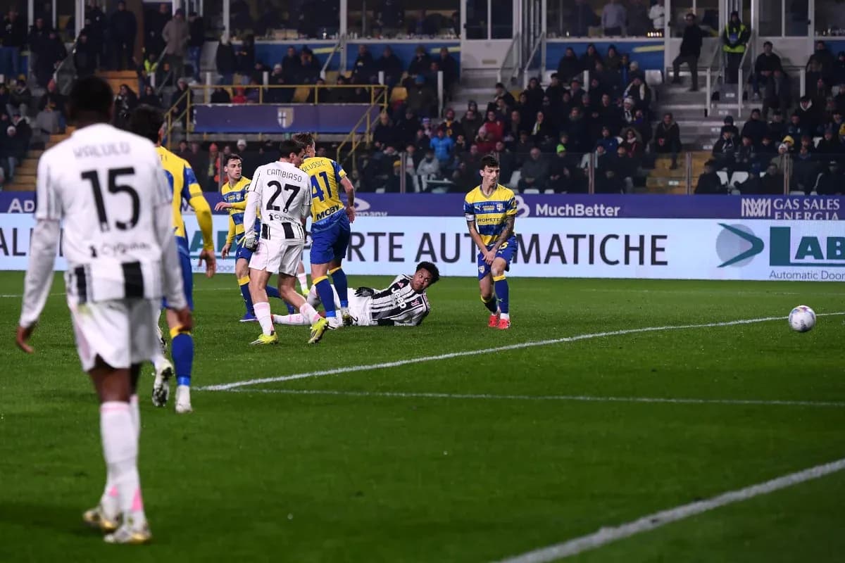 Jugadores en acción durante el partido Juventus-Parma Jugadores en acción durante el partido Juventus-Parma