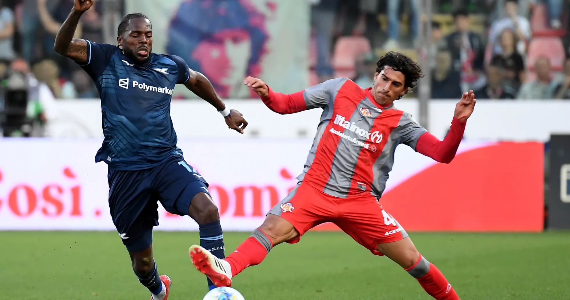 Jugadores de Cremonese y Lazio en acción Jugadores de Cremonese y Lazio en acción