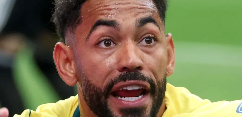 Jugador de fútbol con camiseta amarilla expresando emoción Jugador de fútbol con camiseta amarilla expresando emoción