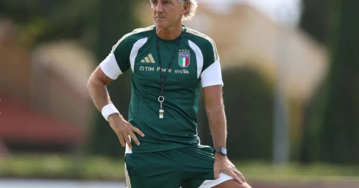 Entrenador de Italia supervisando la práctica Entrenador de Italia supervisando la práctica