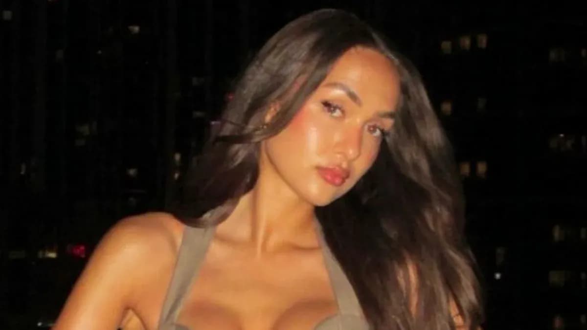 Mujer posando con cabello largo en la noche Mujer posando con cabello largo en la noche