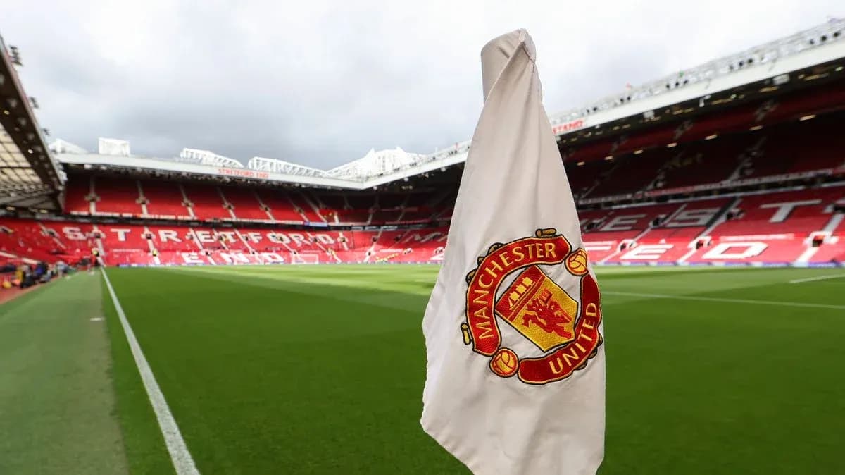Bandera de córner en Old Trafford, estadio de Manchester United Bandera de córner en Old Trafford, estadio de Manchester United