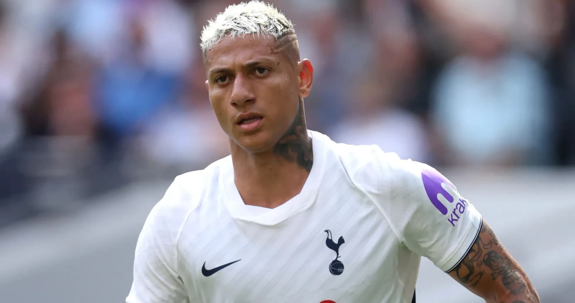 Jugador de Tottenham en acción durante el partido Jugador de Tottenham en acción durante el partido