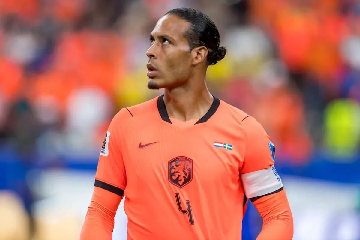Jugador de fútbol con camiseta naranja en el campo Jugador de fútbol con camiseta naranja en el campo