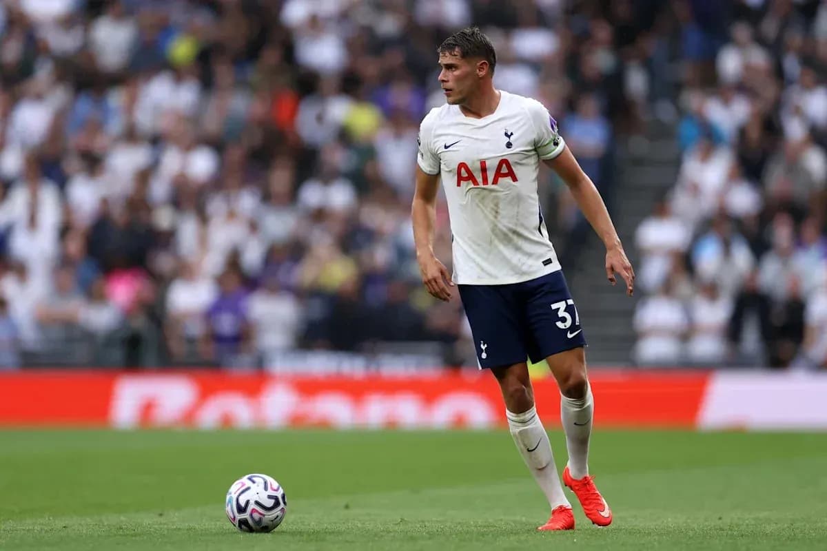 Jugador de Tottenham en acción durante el partido Jugador de Tottenham en acción durante el partido