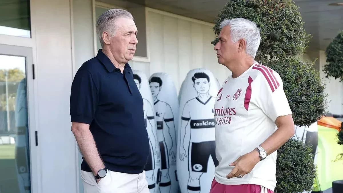 Carlo Ancelotti y José Mourinho conversando en entrenamiento Carlo Ancelotti y José Mourinho conversando en entrenamiento