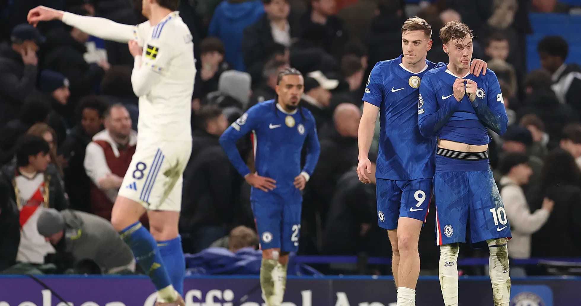 Jugadores de Chelsea se consuelan tras el partido Jugadores de Chelsea se consuelan tras el partido