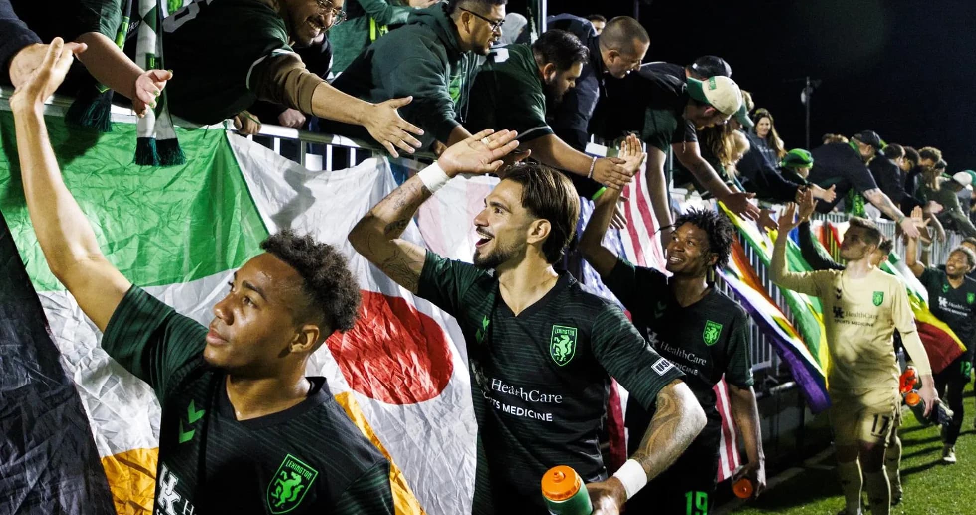 Jugadores de Lexington celebrando con los aficionados Jugadores de Lexington celebrando con los aficionados