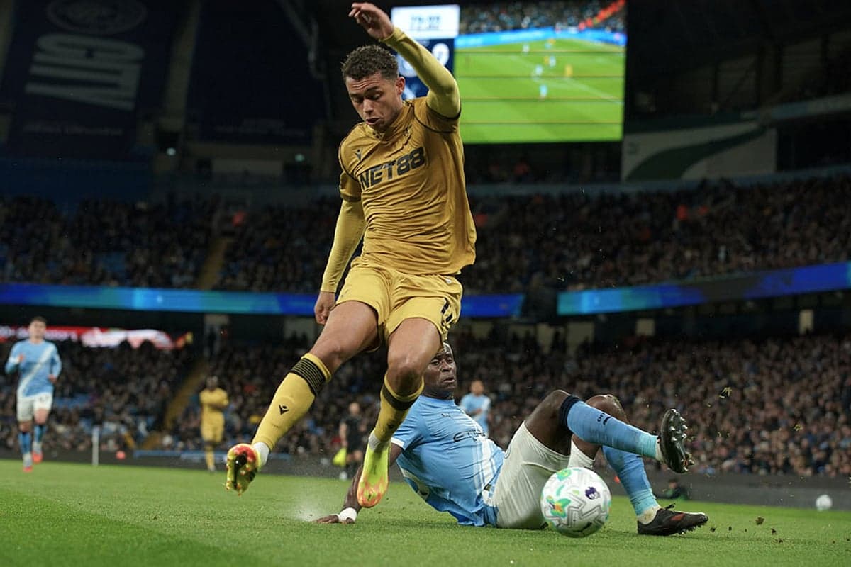 Jugador de Crystal Palace cae sobre el césped Jugador de Crystal Palace cae sobre el césped