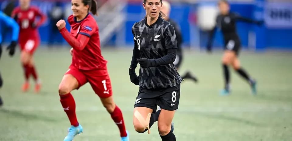 Jugadora de Nueva Zelanda corriendo en el campo Jugadora de Nueva Zelanda corriendo en el campo