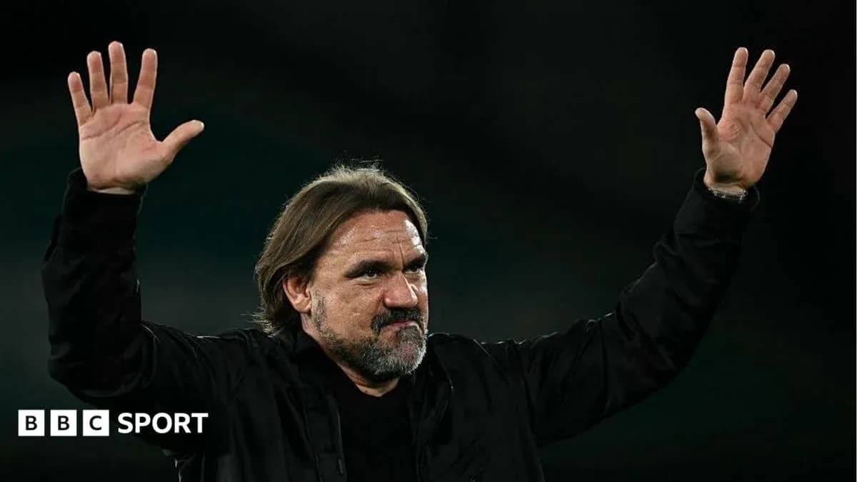 Entrenador saludando a la afición en el estadio Entrenador saludando a la afición en el estadio