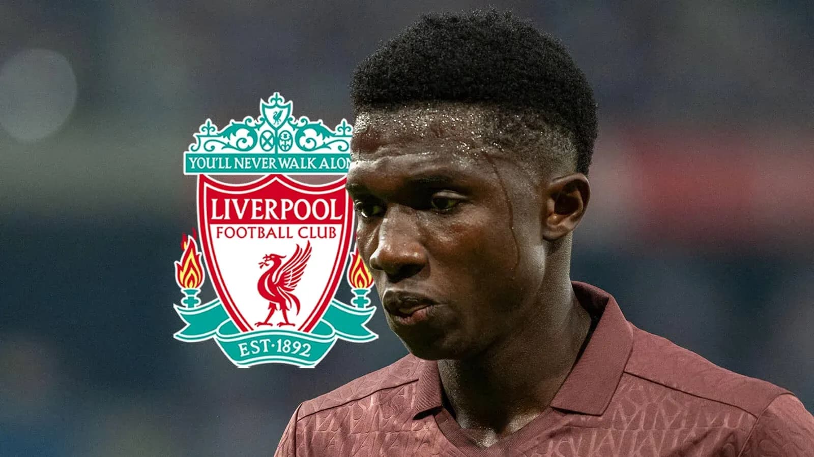 Jugador de Liverpool con el escudo del club de fondo Jugador de Liverpool con el escudo del club de fondo