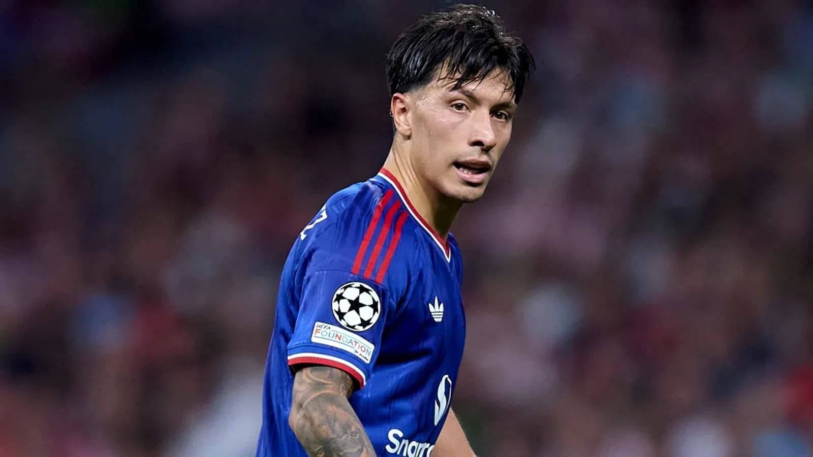 Jugador de fútbol en acción durante un partido Jugador de fútbol en acción durante un partido