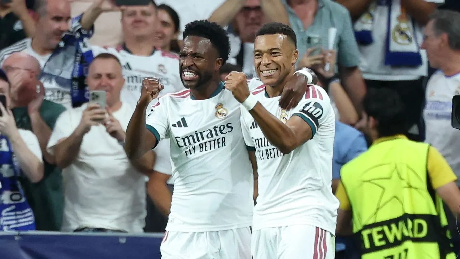 Jugadores de Real Madrid celebrando un gol Jugadores de Real Madrid celebrando un gol