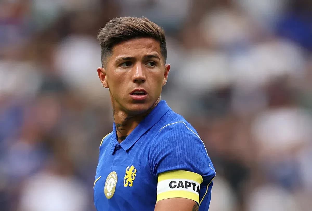 Jugador con cinta de capitán en uniforme azul Jugador con cinta de capitán en uniforme azul