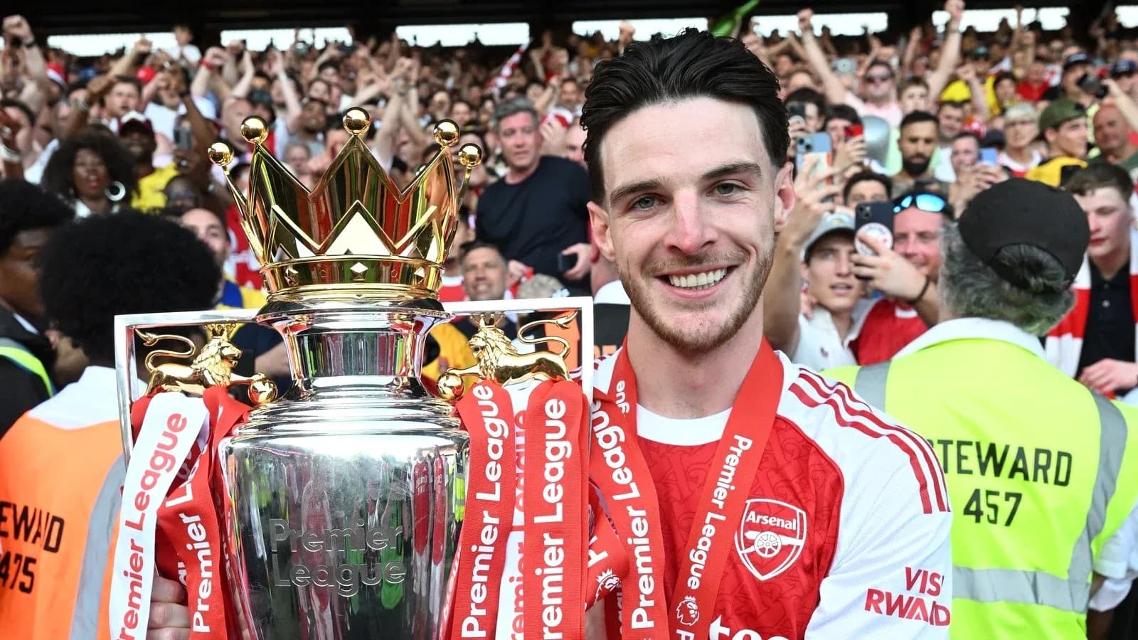 Jugador de Arsenal sosteniendo trofeo de Premier League Jugador de Arsenal sosteniendo trofeo de Premier League