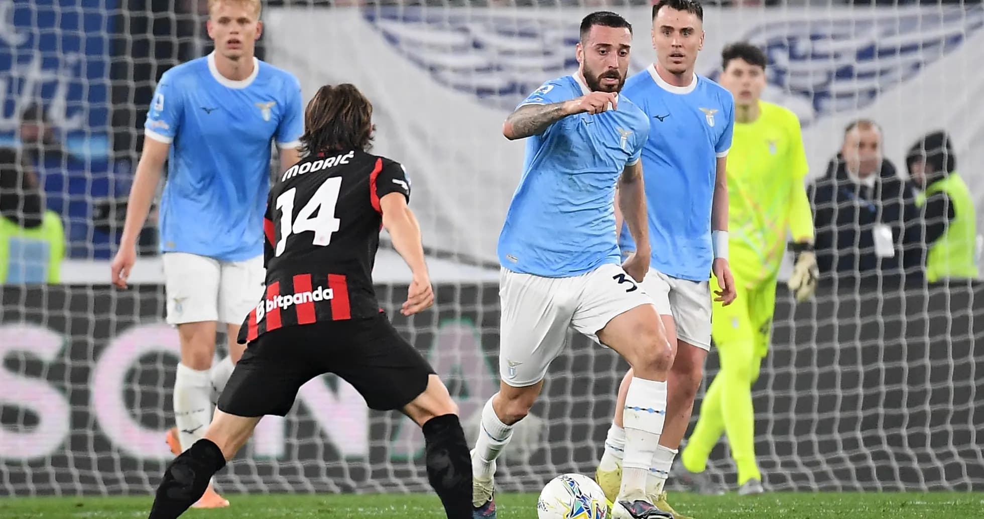 Un jugador de Lazio driblando a un rival Un jugador de Lazio driblando a un rival