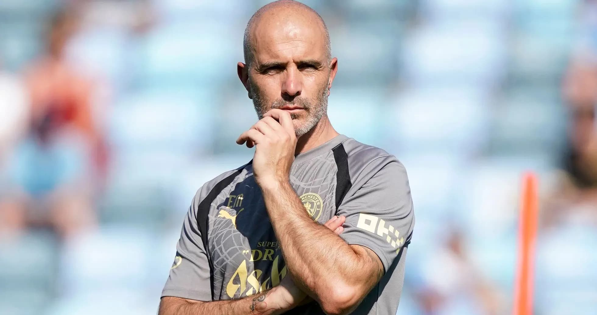 Entrenador observando durante una sesión de entrenamiento Entrenador observando durante una sesión de entrenamiento