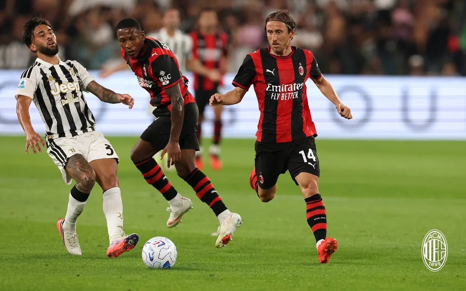Jugadores de Juventus y AC Milan en acción Jugadores de Juventus y AC Milan en acción